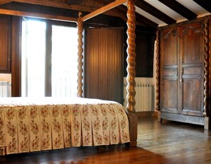 14 bedrooms, free WiFi, bed sheets - Country House 'Barbenea' with Mountain View, Private Garden and Wi-Fi (Oronoz-Mugaire)