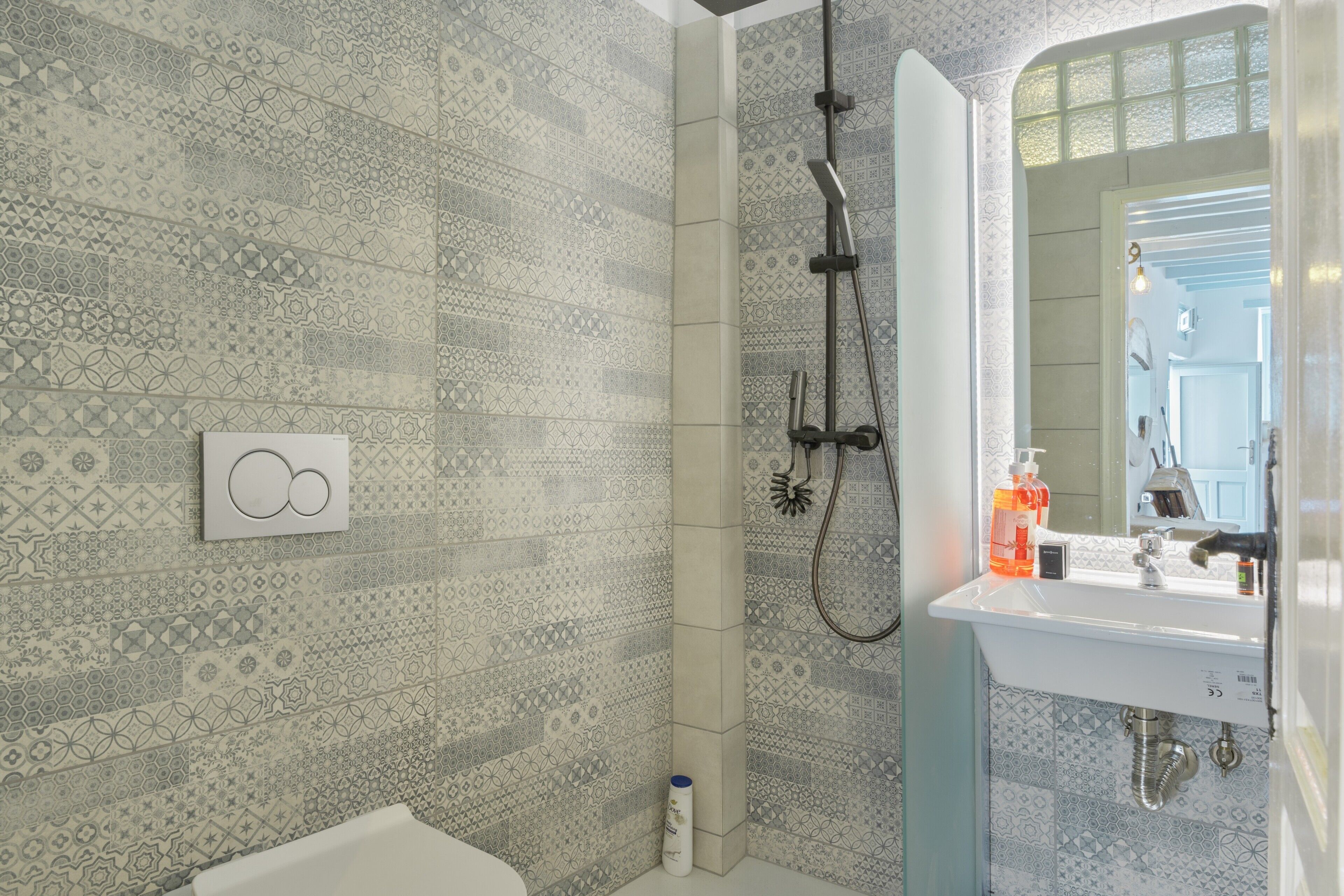 Douche, sèche-cheveux, serviettes fournies