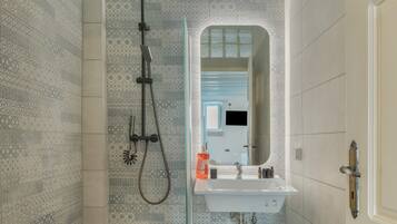 Douche, sĂšche-cheveux, serviettes fournies