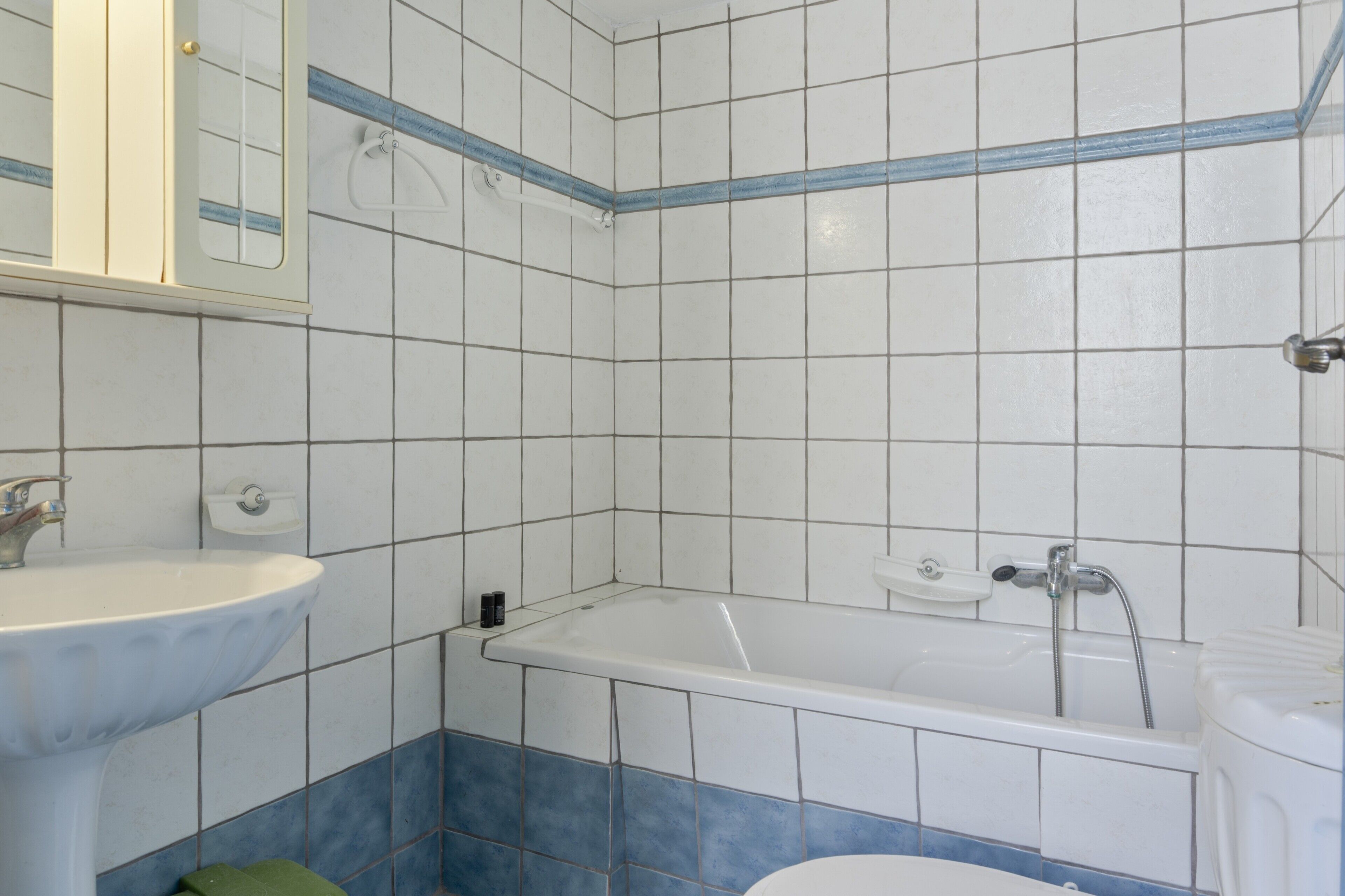 Douche, sèche-cheveux, serviettes fournies