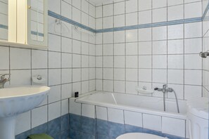 Suihku, hiustenkuivaaja, pyyhkeet