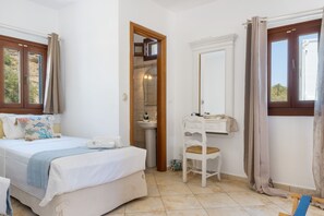 1 bedroom, iron/ironing board, free WiFi, bed sheets - Apartment 'Split Level with Sea View' with Sea View, Wi-Fi and Air Conditioning (Astypalaia Town)