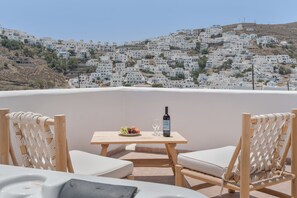 Outdoor dining - Apartment 'Split Level with Sea View' with Sea View, Wi-Fi and Air Conditioning (Astypalaia Town)