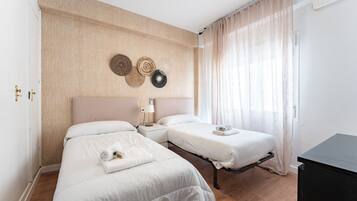 3 slaapkamers, een strijkplank/strijkijzer, gratis wifi, beddengoed