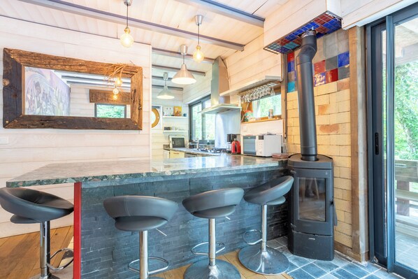 Fridge, microwave, oven, stovetop - Holiday Home 'Mousterlin Cottage 4pers 200m Plage' with Private Terrace Garden and Wi-Fi (Fouesnant)