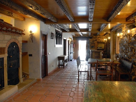 Dining. El Mirador del Pedroso Country House – Views of the Burgos Mountains