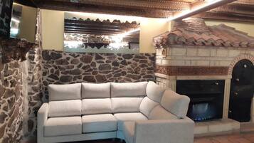 Een televisie, een open haard en een dvd-speler