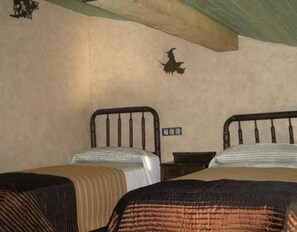 6 bedrooms, free WiFi, bed sheets - Country House 'La Botería' with Private Garden, Balcony and Wi-Fi (Salas de los Infantes)