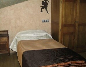 6 bedrooms, free WiFi, bed sheets - La Botería Country House in Burgos – Balcony, Wi-Fi, Sleeps 13 (Salas de los Infantes)
