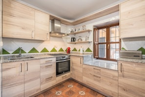 Frigorifero, microonde, forno, piano cottura