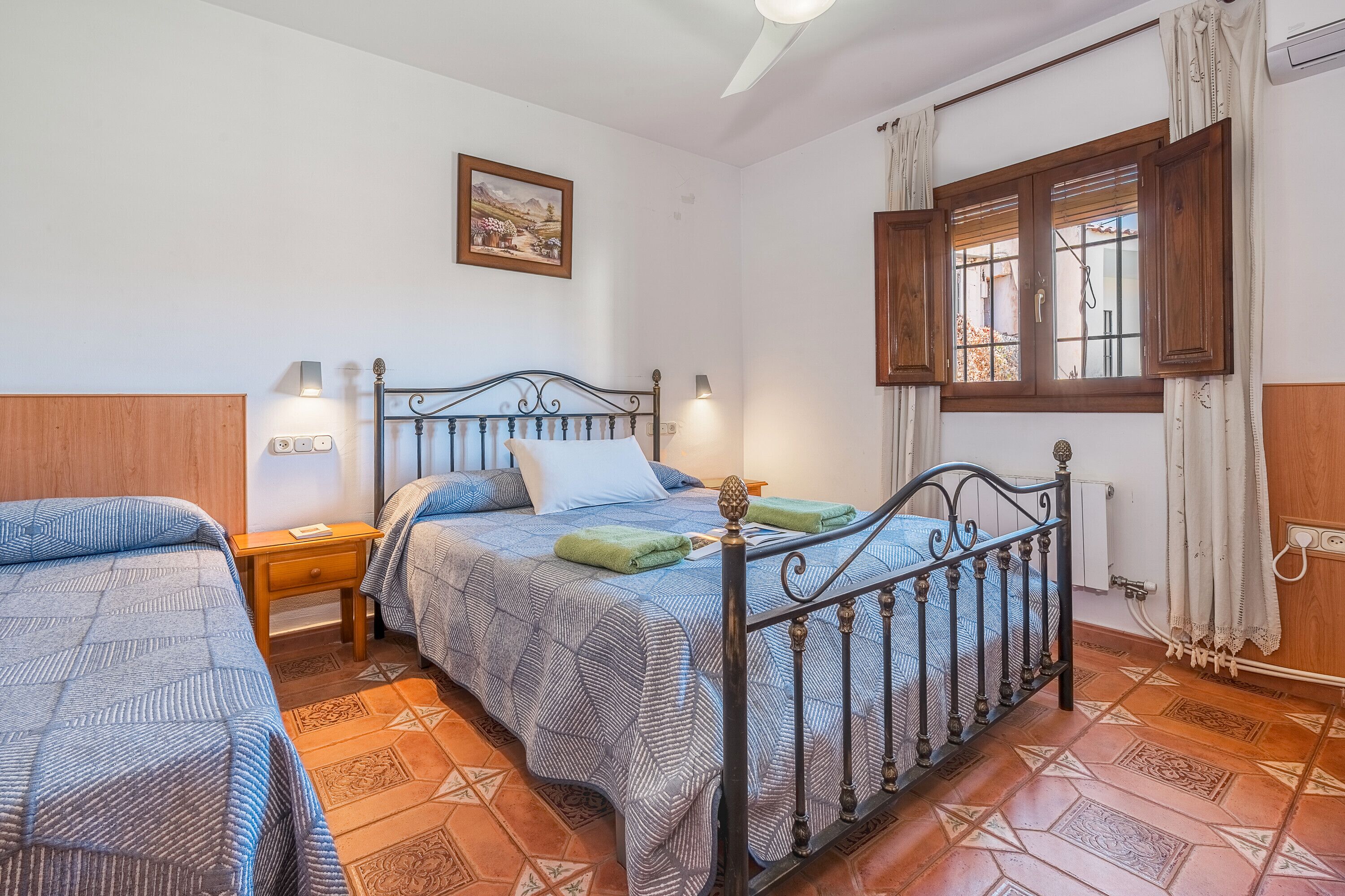 3 slaapkamers, een strijkplank/strijkijzer, gratis wifi, beddengoed