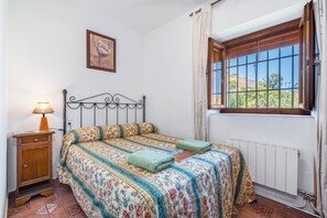 3 bedrooms, iron/ironing board, free WiFi, bed sheets