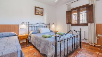 3 bedrooms, iron/ironing board, free WiFi, bed sheets