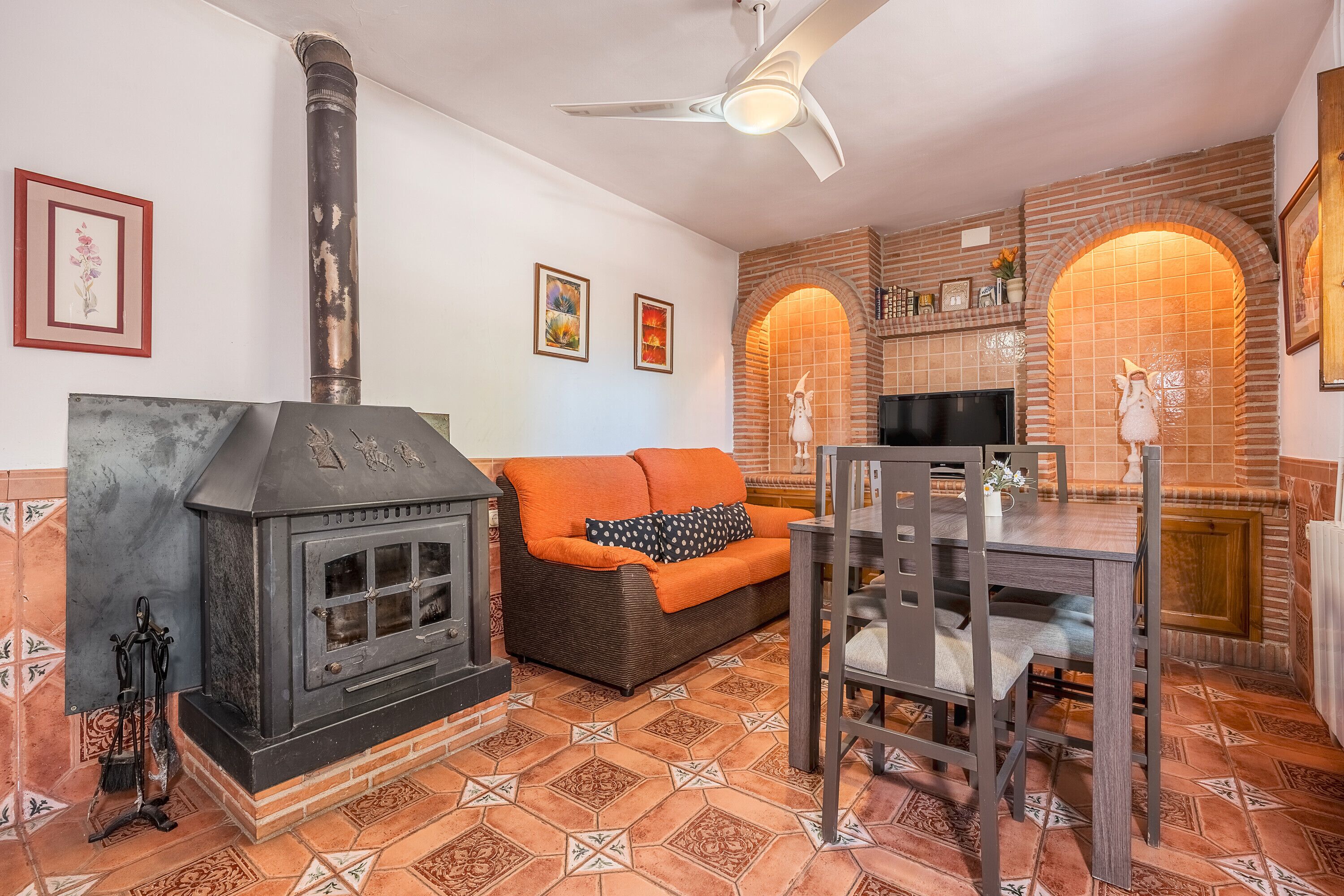 Een televisie en een open haard