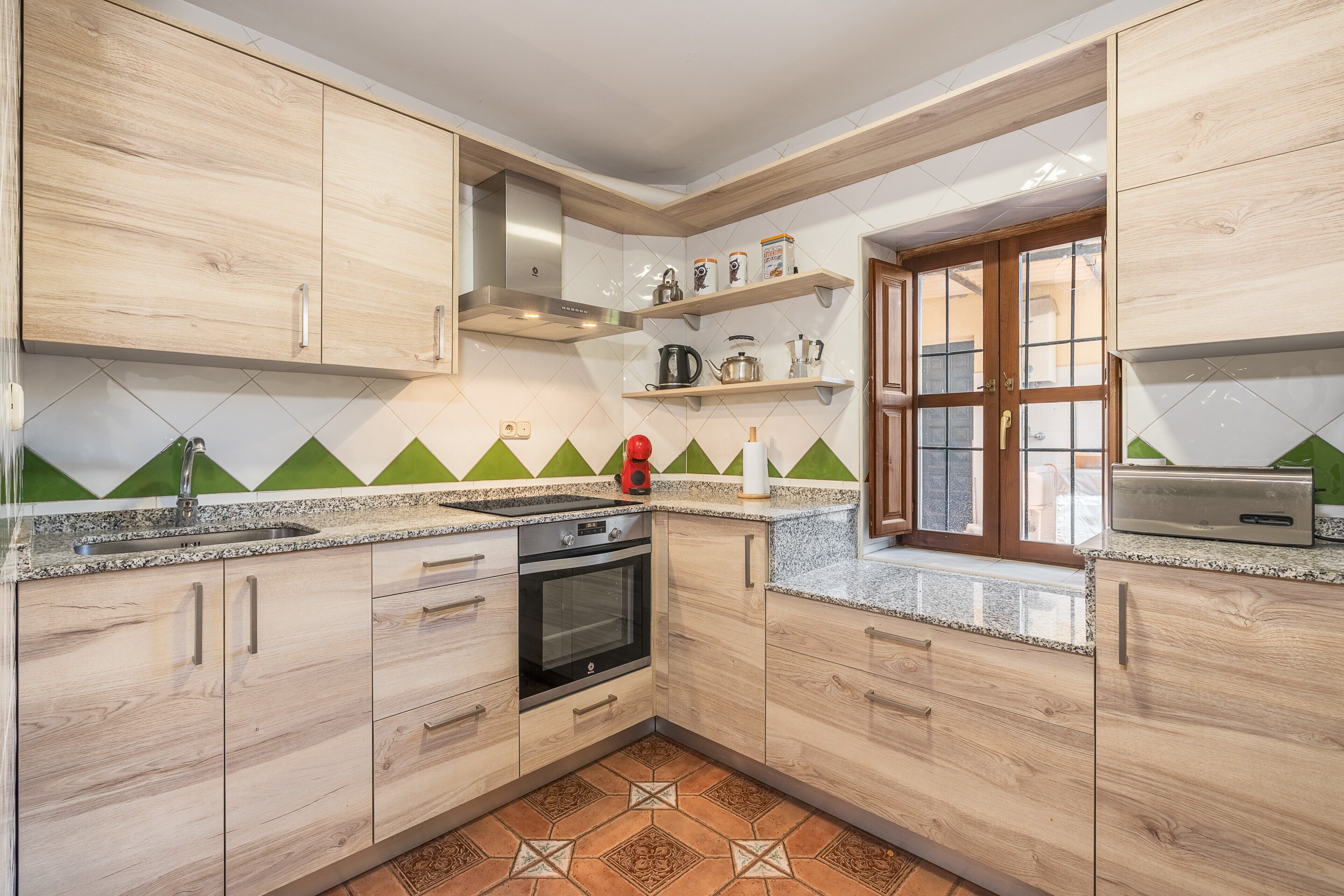 Kylskåp, mikrovågsugn, ugn och spishäll