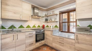 Kylskåp, mikrovågsugn, ugn och spishäll