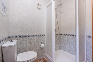 Dusj, hårføner og håndklær