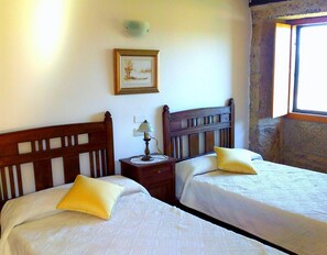 10 bedrooms, free WiFi, bed sheets - Country House 'Portomeñe' with Mountain View, Private Garden and Wi-Fi (Chantada)