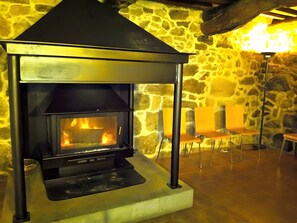 Interior - Country House 'Portomeñe' with Mountain View, Private Garden and Wi-Fi (Chantada)