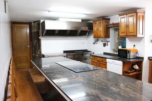Fridge, microwave, oven, dishwasher - Country House 'Portomeñe' with Mountain View, Private Garden and Wi-Fi (Chantada)