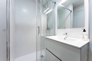 Ducha, secador de pelo, toallas