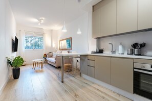 Fridge, microwave, oven, stovetop - Apartment 'Martin's Place' with Wi-Fi and Air Conditioning (Fuengirola)