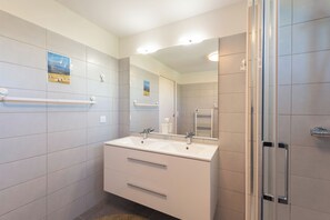 Douche, sèche-cheveux