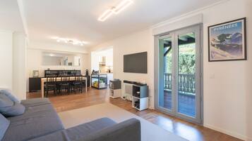 Een televisie, een dvd-speler en een stereo