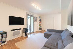 TV, DVD-spiller og stereoanlegg