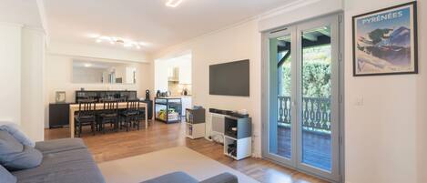 テレビ、DVD プレーヤー、ステレオ