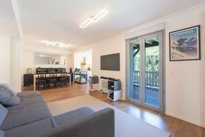 Fernseher, DVD-Player, Stereoanlage