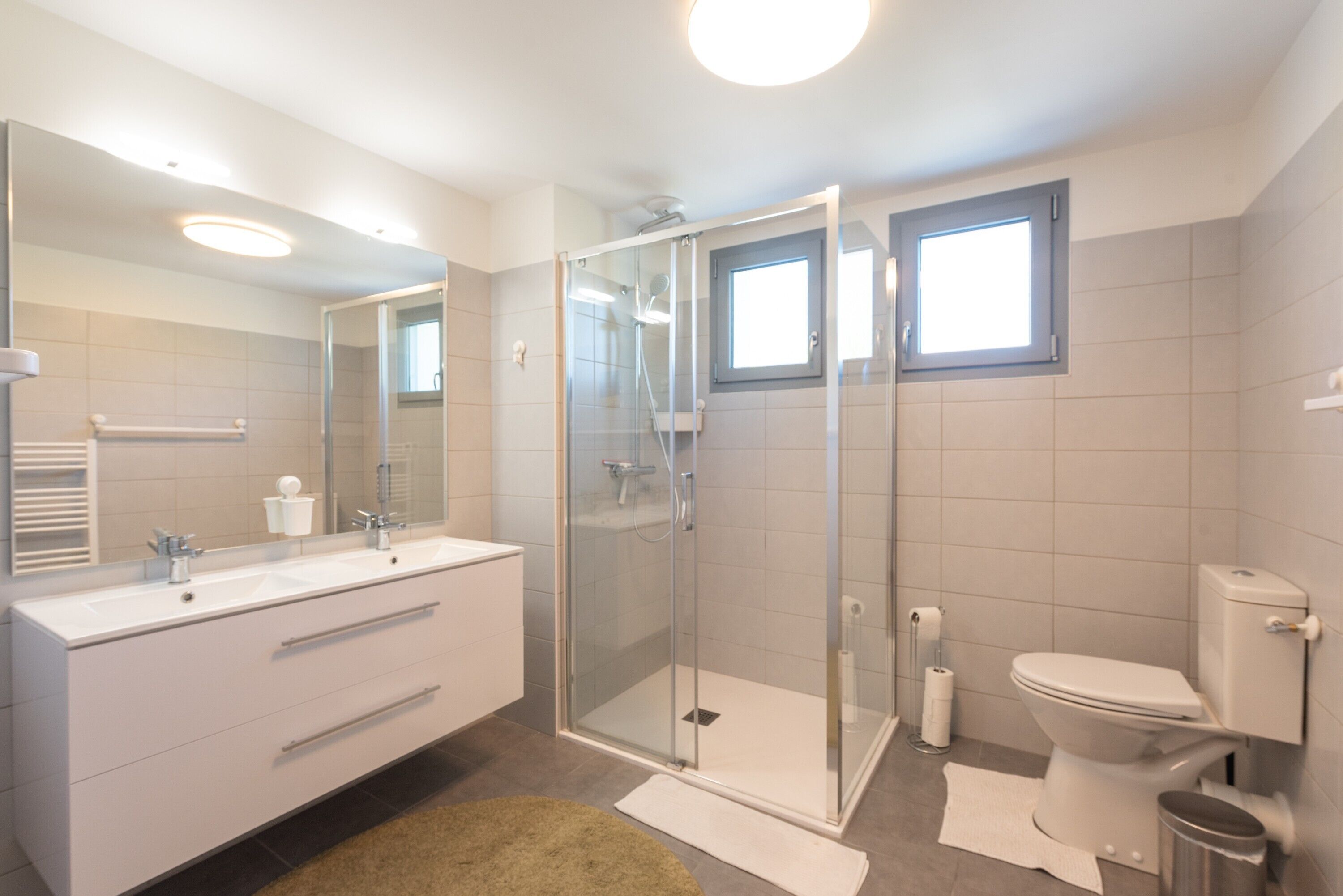 Een douche, een haardroger, pantoffels, toiletpapier