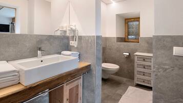 Doccia, asciugacapelli, asciugamani