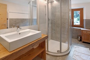 Ducha, secador de pelo y toallas