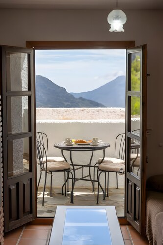 Holiday Home 'Los Compadres' with Mountain View, Shared Pool and Wi-Fi