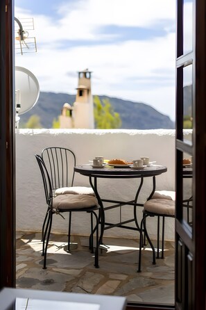 Outdoor dining - Holiday Home 'Los Compadres' with Mountain View, Shared Pool and Wi-Fi (Capileira)