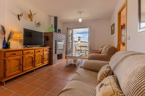 TV, fireplace - Holiday Home 'Los Compadres' with Mountain View, Shared Pool and Wi-Fi (Capileira)