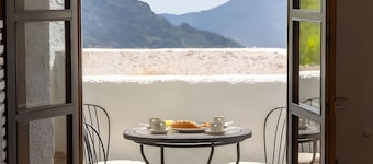 Holiday Home 'Los Compadres' with Mountain View, Shared Pool and Wi-Fi