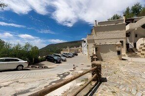 Property grounds - Holiday Home 'Los Compadres' with Mountain View, Shared Pool and Wi-Fi (Capileira)