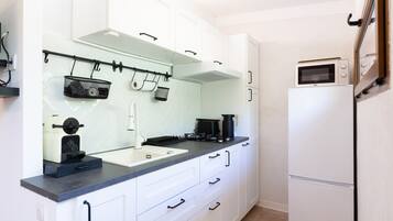 Refrigerador, microondas, parrilla de estufa y cafetera y tetera