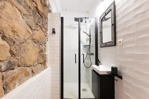 Shower, towels - Studio Apartment 'De Mammo' with Mountain View, Wi-Fi and Air Conditioning (OSANI)