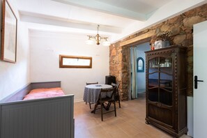 Dining - Studio Apartment 'De Mammo' with Mountain View, Wi-Fi and Air Conditioning (OSANI)