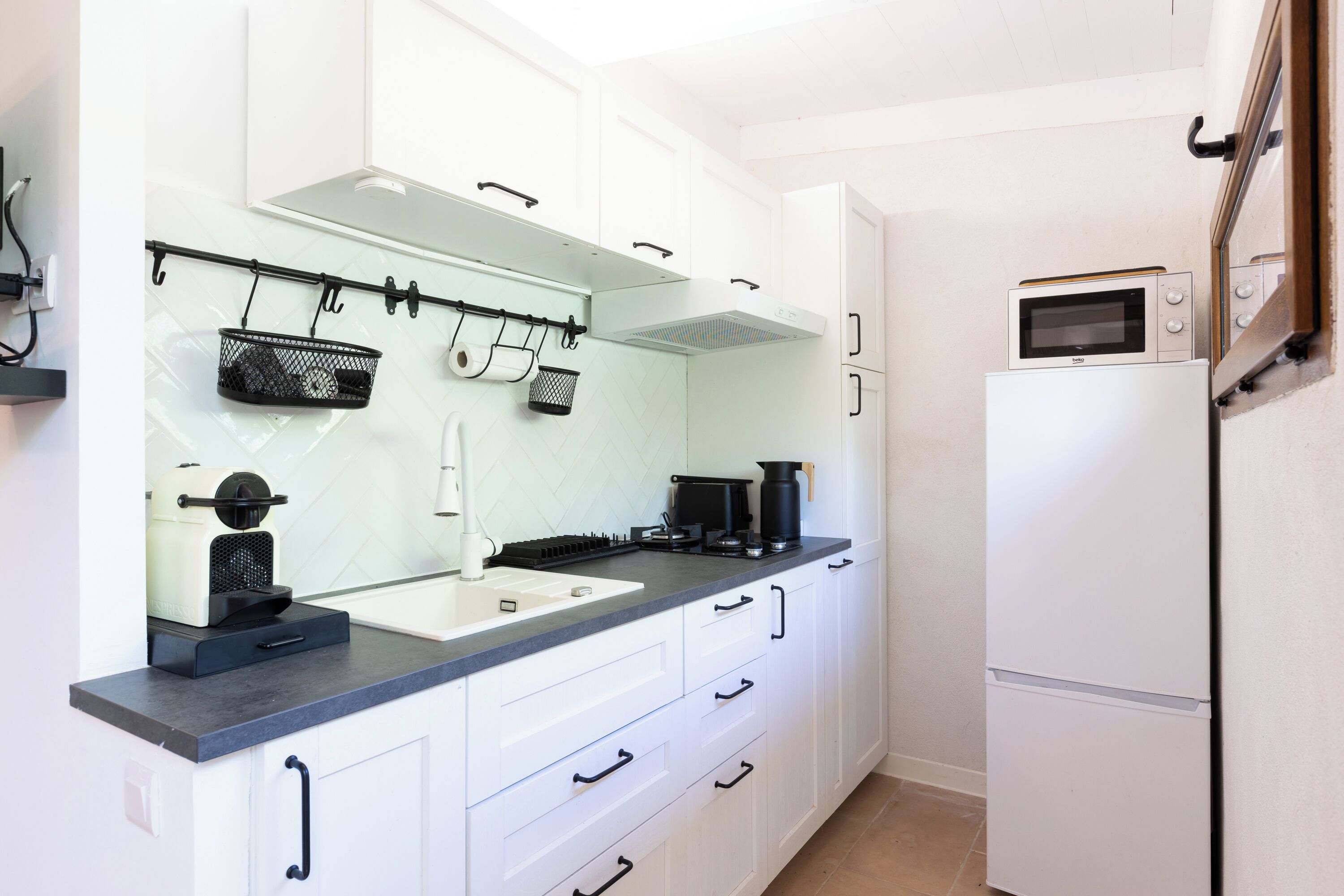 Refrigerador, microondas, placa de cocina, cafetera/tetera