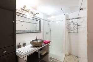 Douche, sèche-cheveux, serviettes fournies