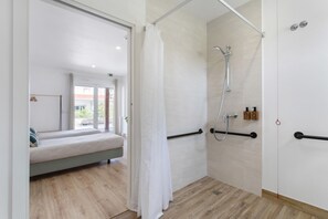 Dusj, hårføner og håndklær