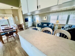 TV, video games, DVD player, table tennis - Bright 2 bedroom, one bath vacation home (Jensen Beach)