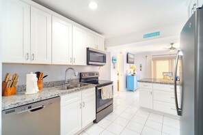 Frigorífic, microones, forn i placa de cuina 