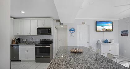 “Snowbird Paradise: Your Sunny Winter Escape in
Marathon!"