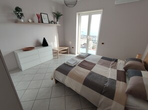 3 bedrooms, in-room safe, iron/ironing board, free WiFi