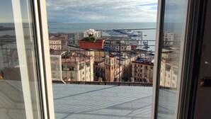 A view from a balcony with a clear sky, a marina, and buildings in the background. - Dimora dei Naviganti - 15 Min from Amalfi Coast Sea View with Jacuzzi (Salerno)